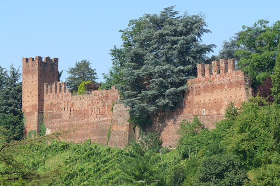 Lungo le mura del castello di San Colombano