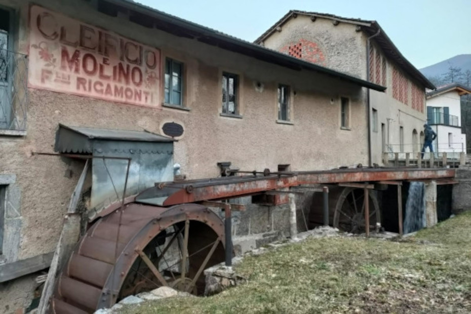 L’ esterno del mulino ad acqua che sfrutta lo scorrimento del fiume Morgorabbia