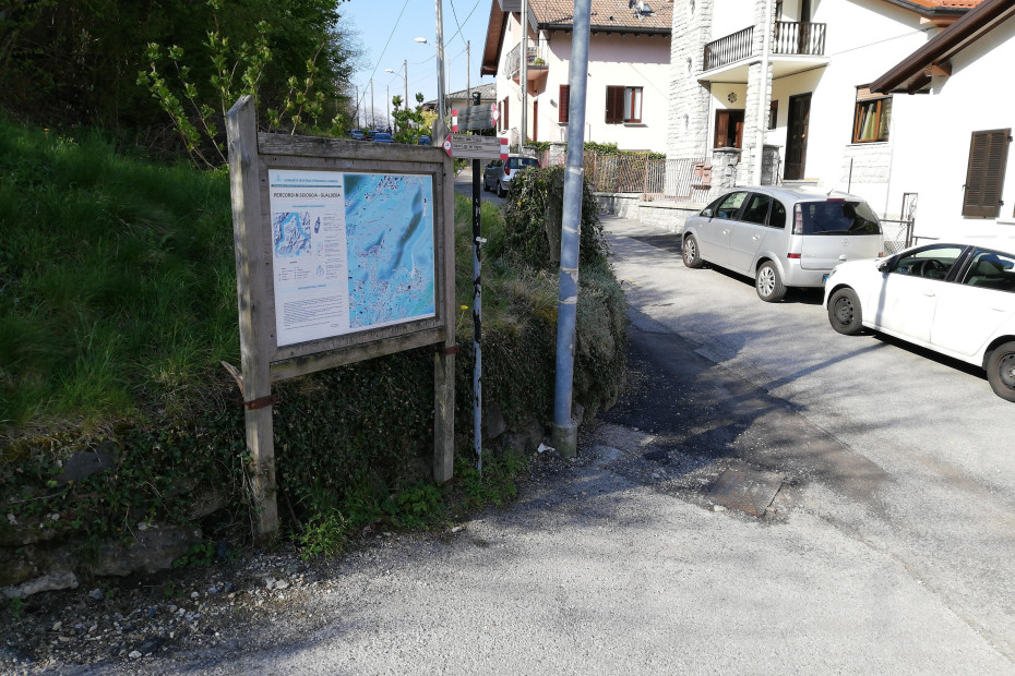 Al termine del sentiero del Monte Scioscia si approda in Via Achille Grandi a Canzo.