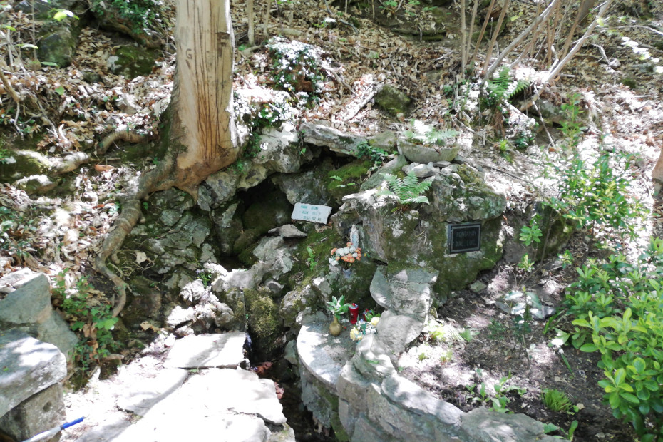 Il Fontanino del Lupo tra le rocce.