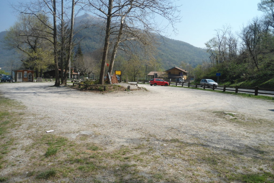 Parcheggio libero sul Lago Segrino.