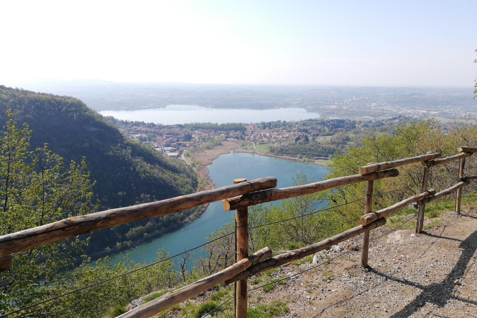 La vista sui laghi briantei dal belvedere del M. Scioscia.
