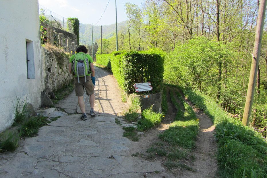 Cartelli CAI segnavia verso la Bocchetta di Molina. 