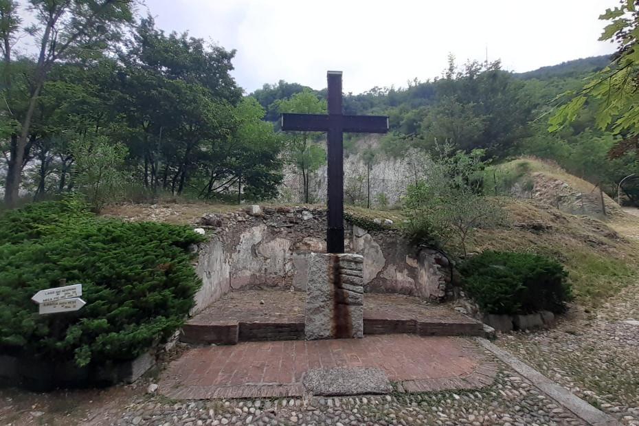 La croce in legno costruita sulle rovine della Cappella della Madonna Bianca, demolita negli anni ‘50.
