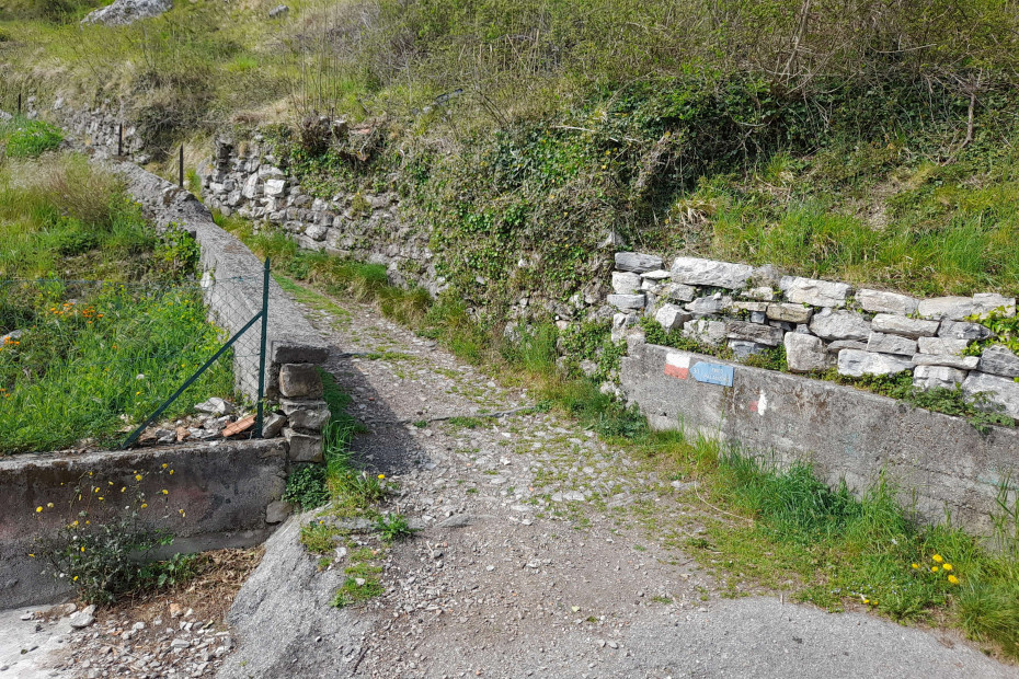 Mulattiera verso Enco e il Monte Palanzone.