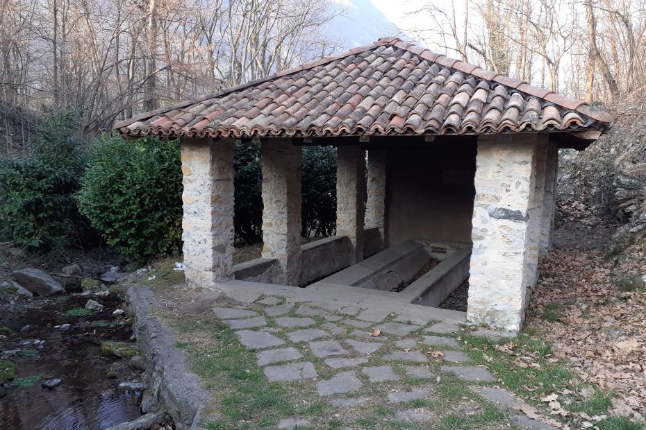 Il piccolo lavatoio in pietra ben conservato