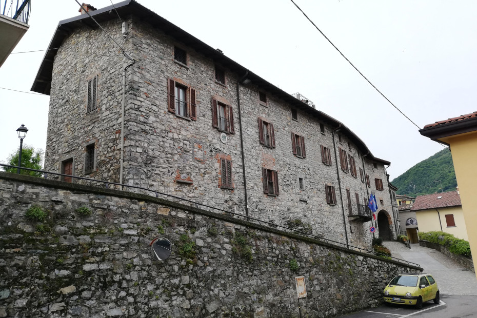L'edificio in pietra in cui è presente la sede comunale