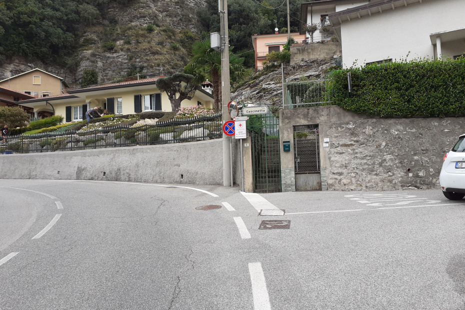 Seguire la via asfaltata IV Novembre