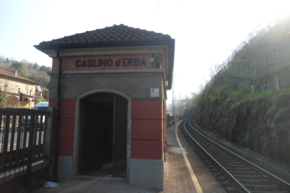 Edificio rosso e grigio di Trenord