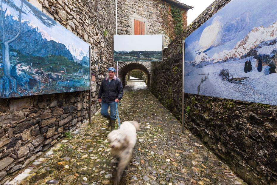 Tra le vecchie vie in pietra di Caglio troviamo gigantografie delle opere di Segantini