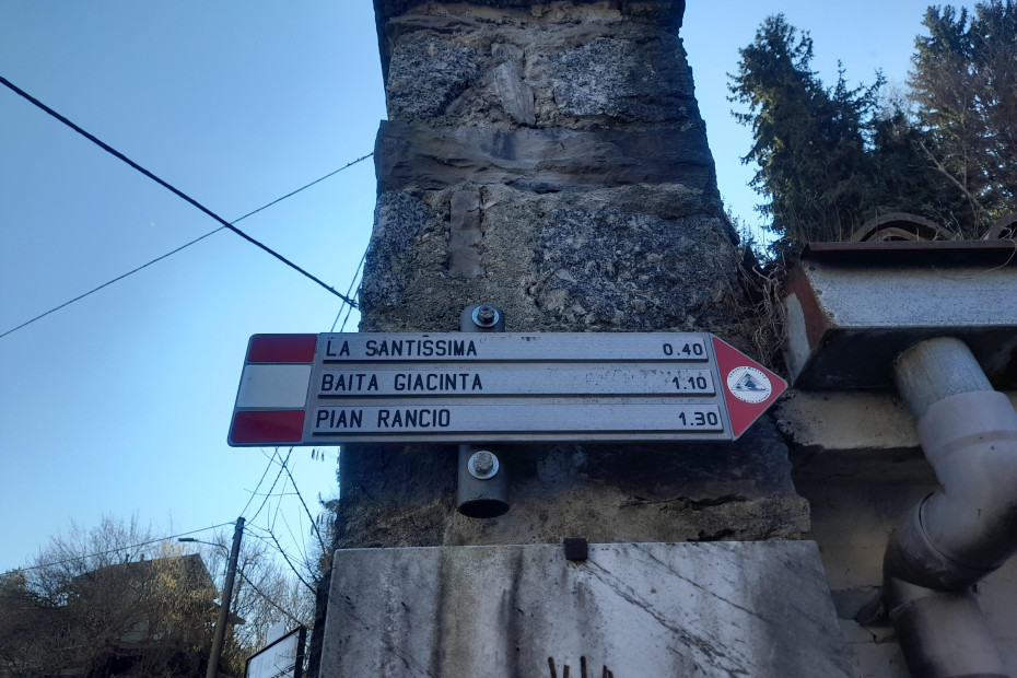 Frecce bianche e rosse a muro con indicazioni utili