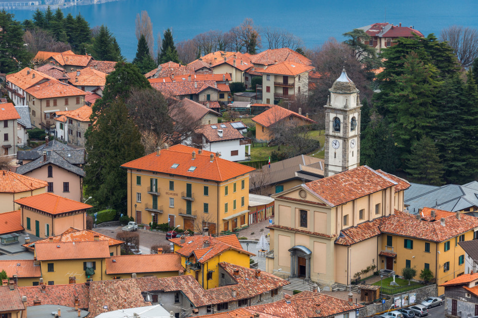 La chiesa è collocata in posizione sopraelevata rispetto al piano stradale