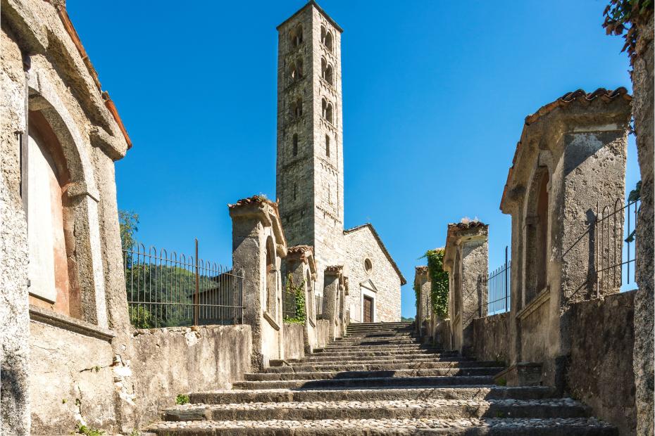 Sant'Alessandro è preceduto da una scalinata con le cappelle della Via Crucis