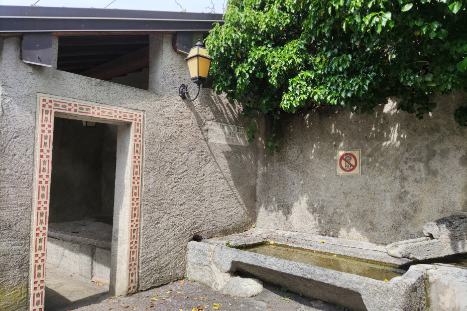 Antico lavatoio e fontana in serizzo