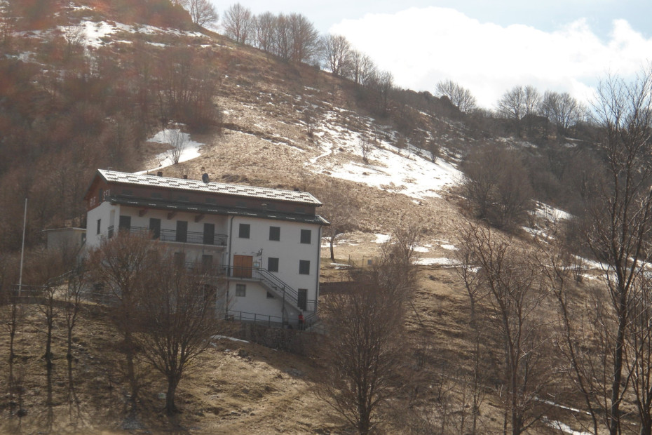 Il grande casermone bianco con tetto verde del rifugio