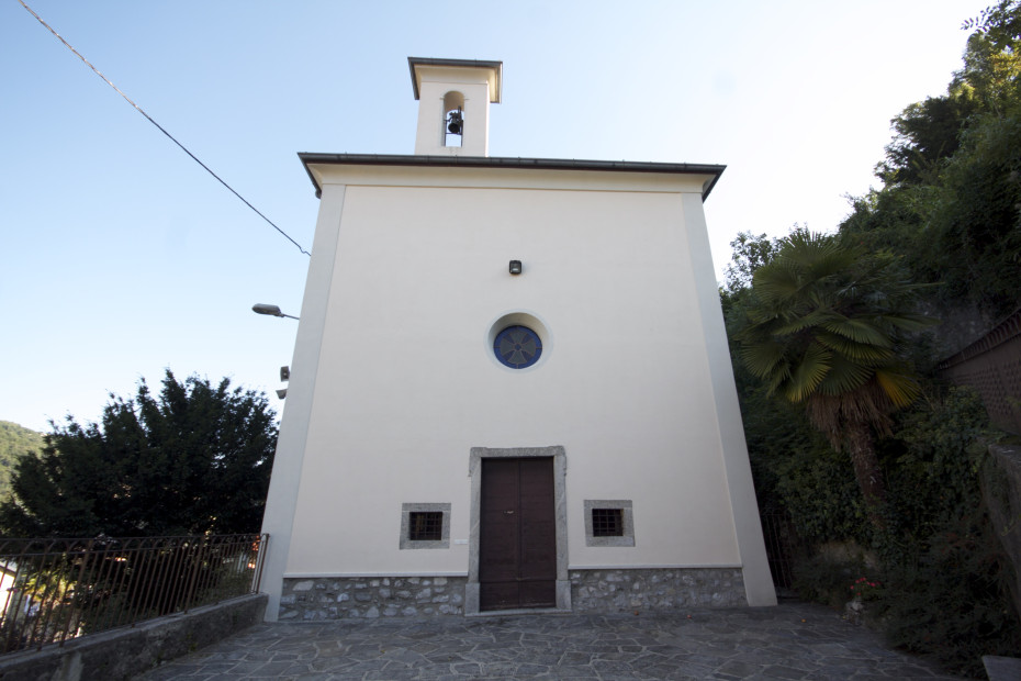 La chiesetta ha una struttura sobria e un piccolo campanile