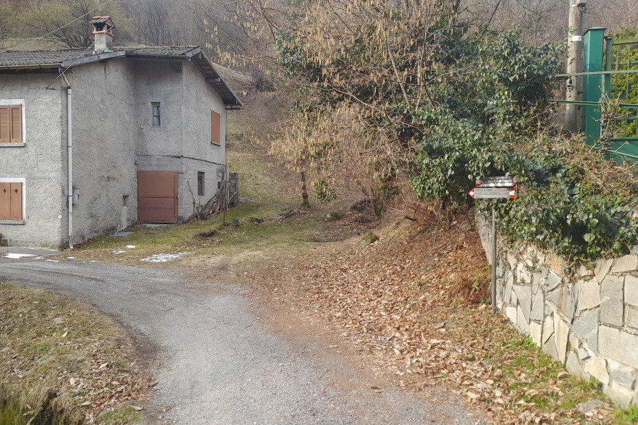 Seguire le indicazioni CAI bianche e rosse