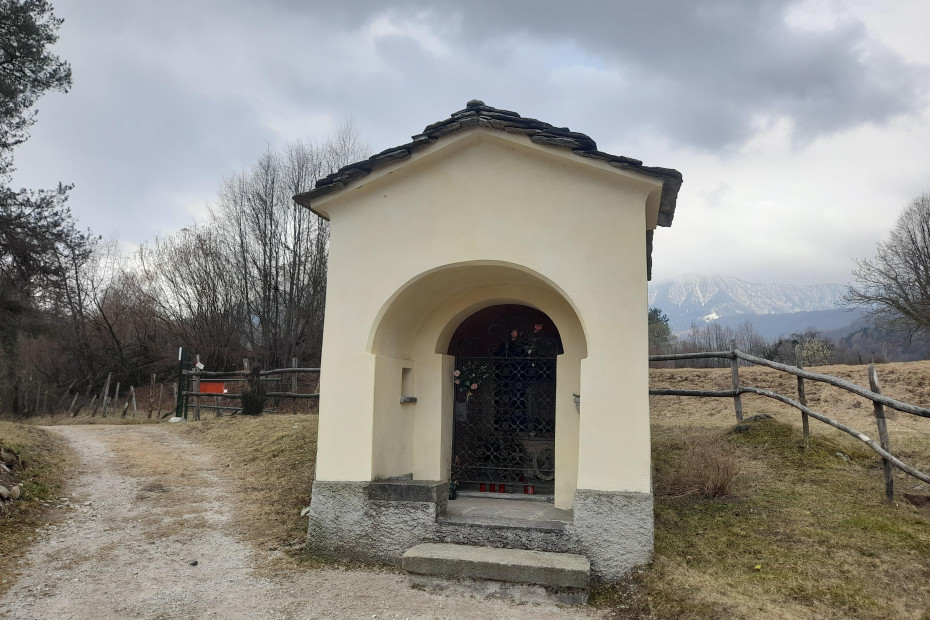 Piccola cappella bianca di preghiera per i viandanti