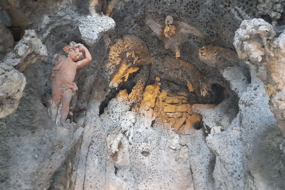 Grotta naturale decorata con statuette