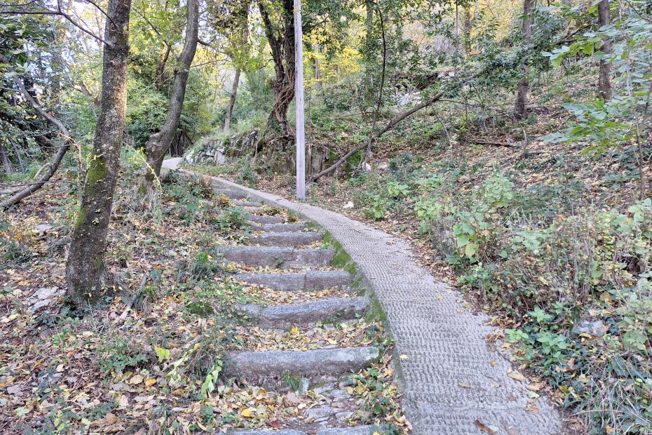 È affiancata da una stradina in pietra 