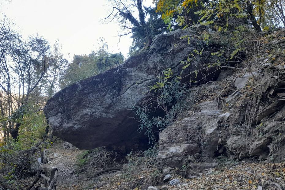 Grande masso erratico posto sul sentiero