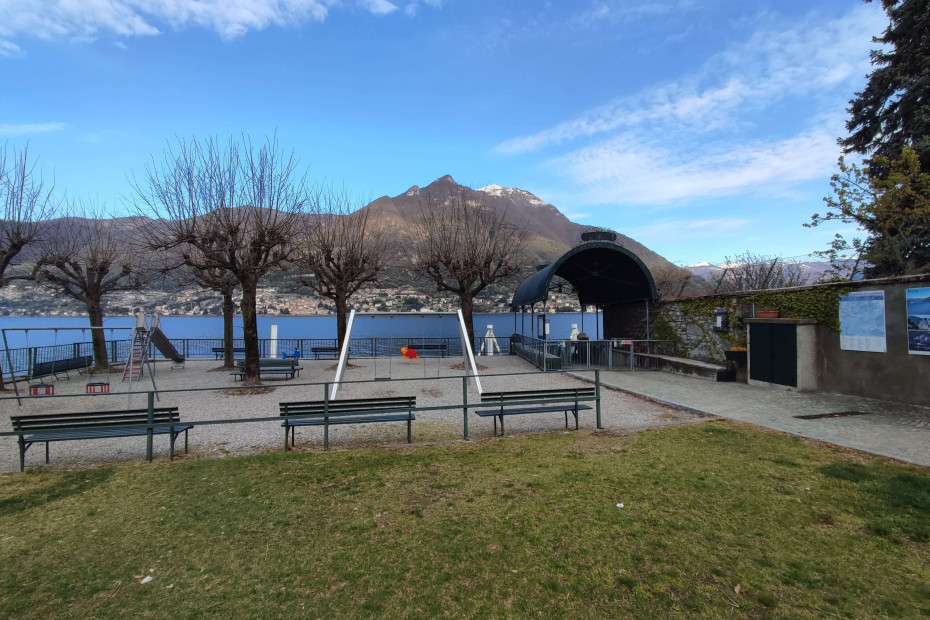 Parco giochi in riva al Lario