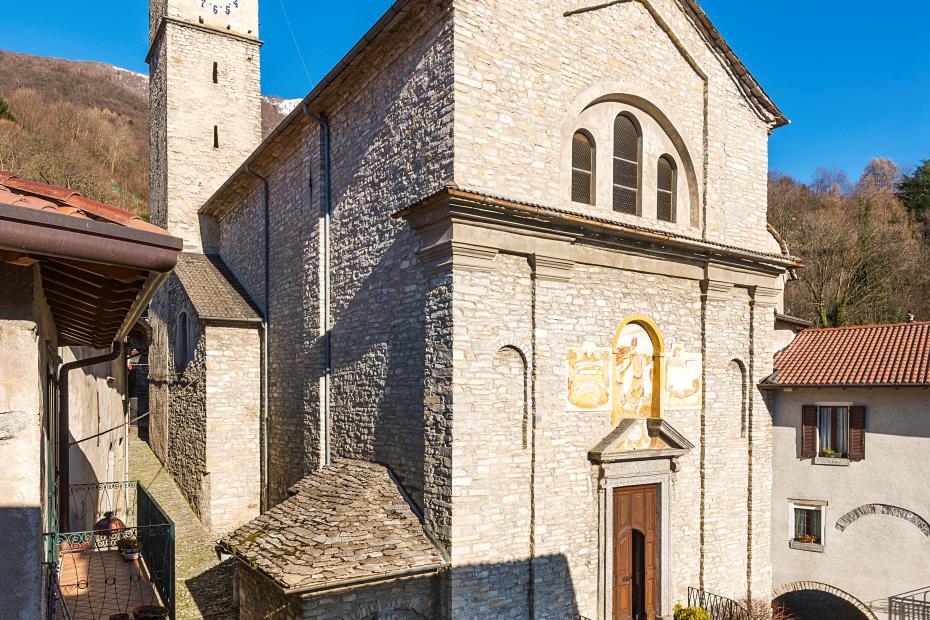 La facciata in pietra con al di sopra del timpano un affresco dedicato al Santo
