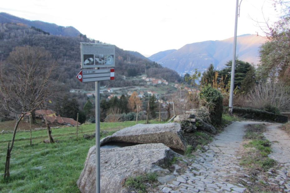 Il masso è posto a fianco della mulattiera