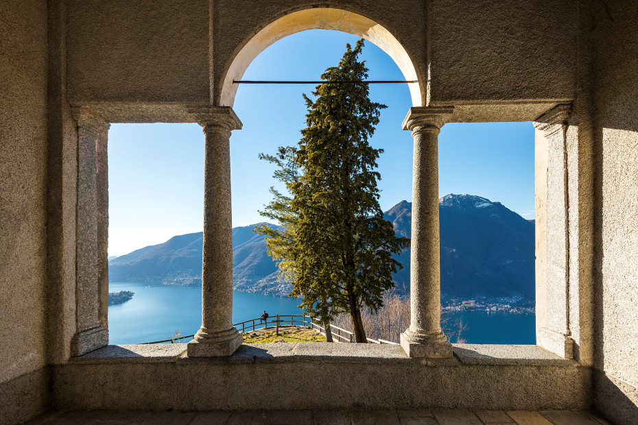Il Lario ammirato dalle arcate della chiesa