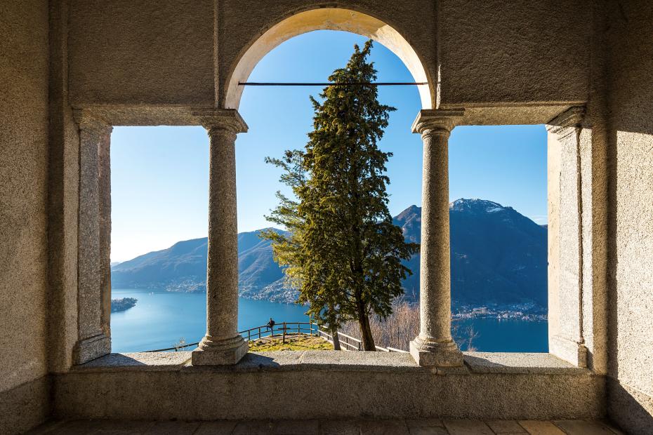 Il Lario ammirato dalle arcate della chiesa