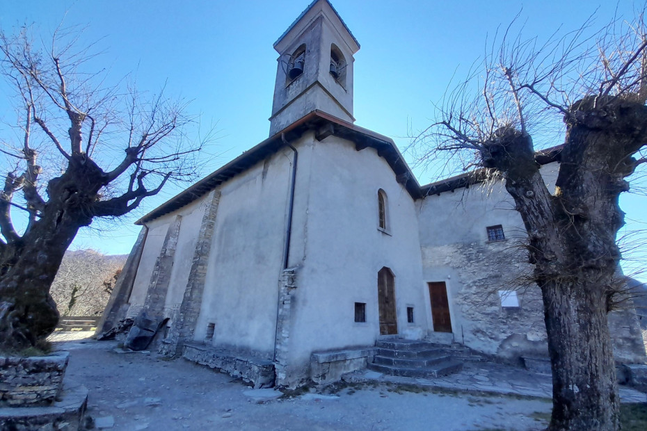 La semplice facciata a capanna è caratterizzata dal portale e da una monofora con arco a tutto sesto