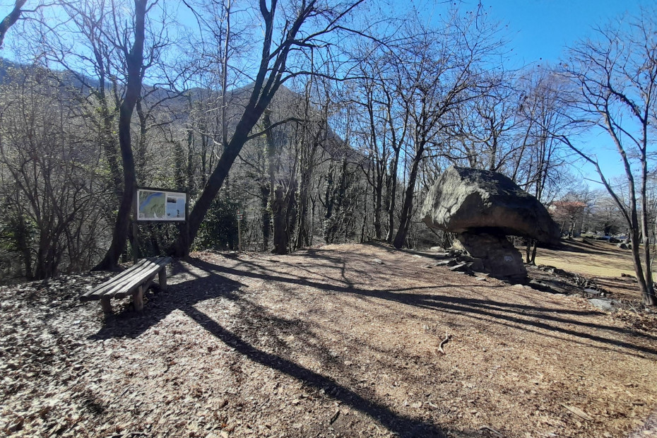 Masso di ghiandone posato su un basamento in uno spiazzo nel bosco