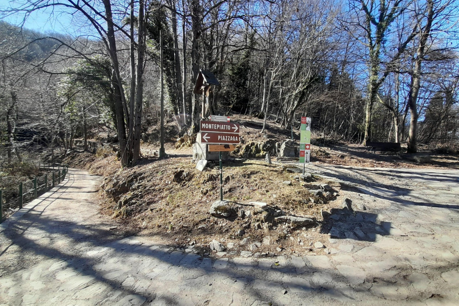 Bivio sulla mulattiera che collega Montepiatto e Piazzaga