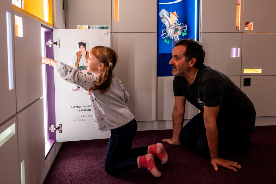 Qui i bambini e le bambine, insieme a chi li accompagna, possono muoversi in modo libero.
