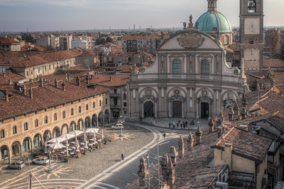 La Piazza Ducale e il Duomo
