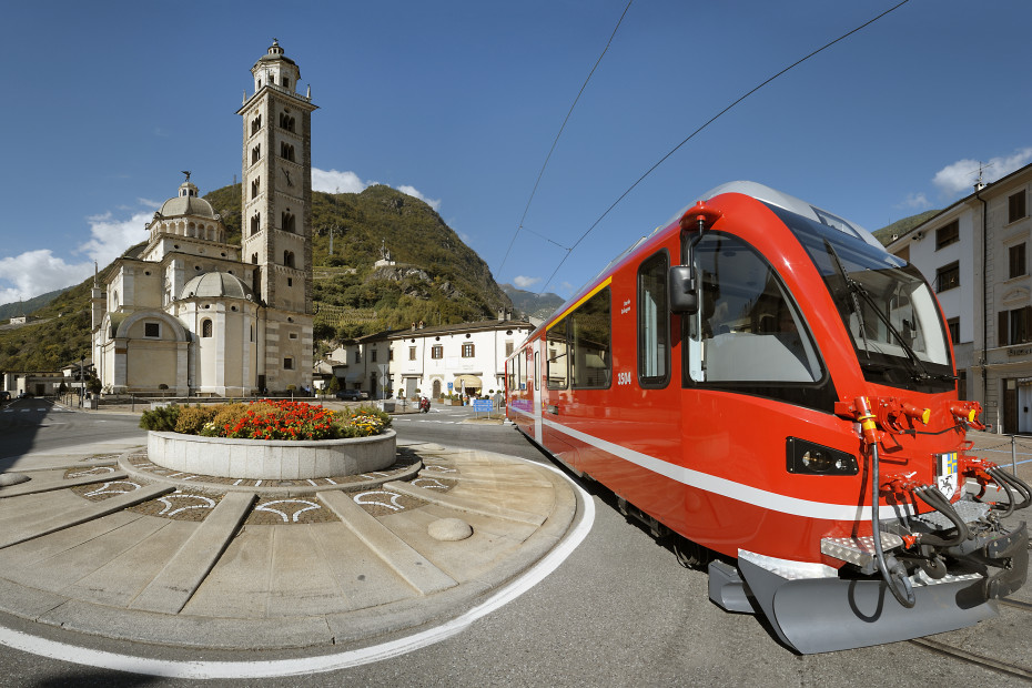Passaggio del Trenino Rosso del Bernina di fronte alla Basilica della Madonna di Tirano