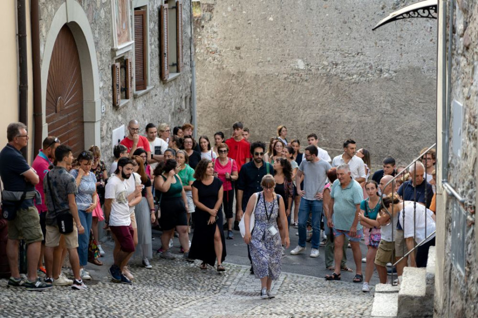 Voilà, il picnic. La visita guidata al borgo. Voilà, il picnic. La visita guidata al borgo.