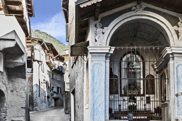 Madonna dell'uva, in via Scarpatetti a Sondrio