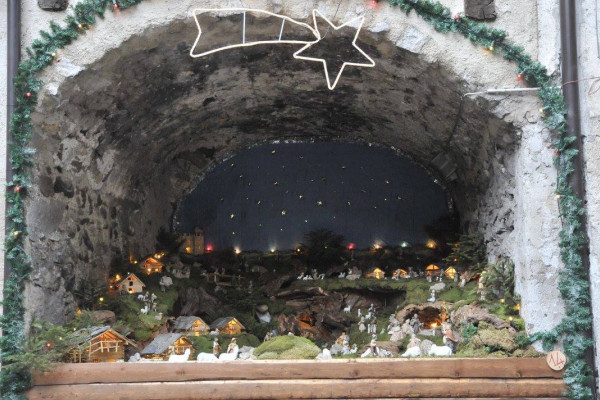 Un Portico con allestimento presepe