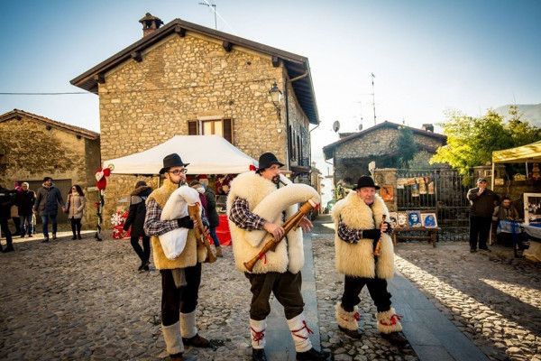 Mercados navideños en la villa medieval de Bagnaria (credits: visitpavia.com)