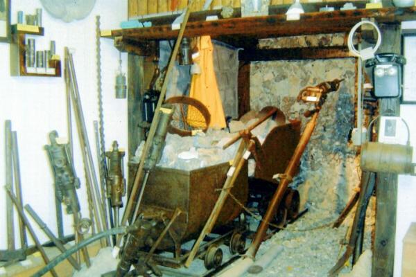 || Ricostruzione di una galleria con attrezzature minerarie Foghera|| (ph: Museo Etnografico di Oneta)