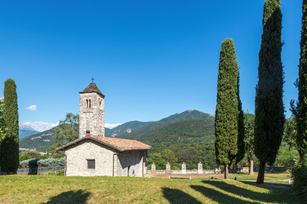 Il Santuario è preceduto da un viale di cipressi