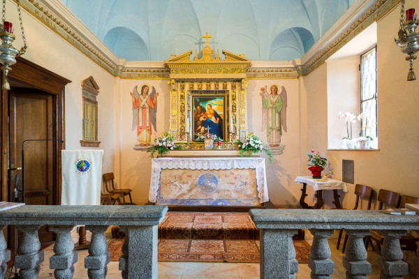 L'altare e il dipinto della Madonna