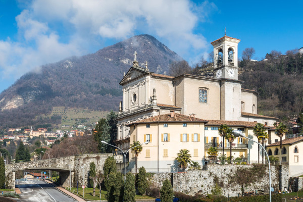 la chiesa è posta in posizione sopraelevata e è raggiungibile con una scalinata