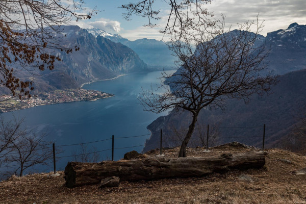 Vista mozzafiato sul versante orientale del Lario
