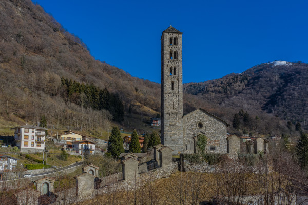 Il campanile di S. Alessandro svetta verso il cielo