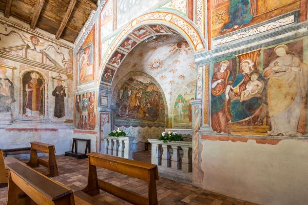 Il presbiterio quadrangolare fu modificato sicuramente prima del XVI secolo, quando furono realizzati i dipinti più antichi