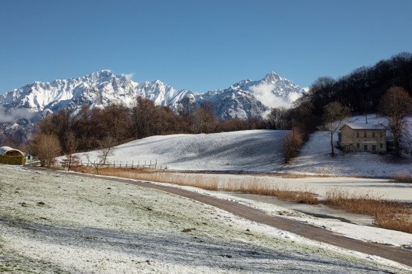 Le Grigne sullo sfondo del laghetto