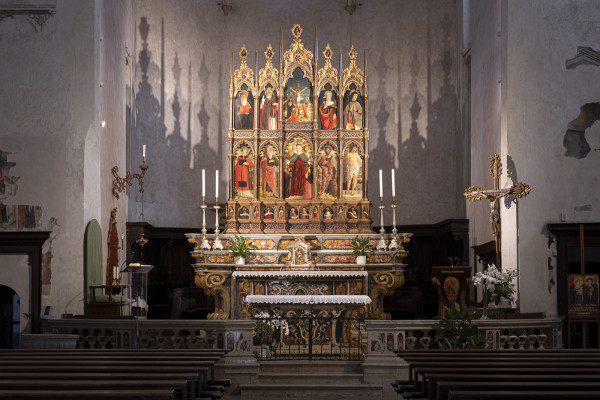 Cattedrale - Altare con polittico di Antonio Della Corna