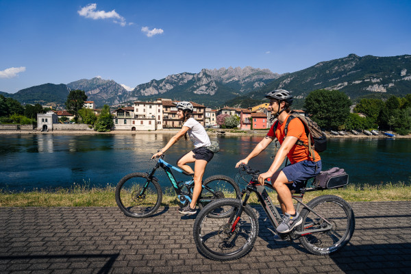 Itinerari ciclopedonali a Lecco: biciclette con Pescarenico sullo sfondo